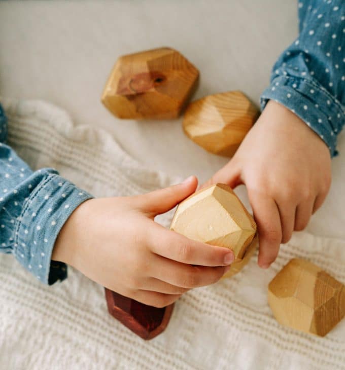 enfant jeu cube en bois